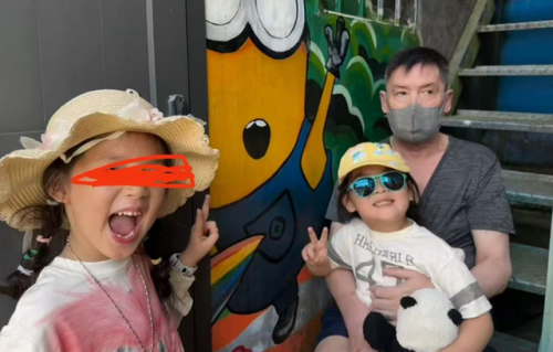 向佐岳父晒俩外孙，姐弟俩颜值复制粘贴，郭爸抗癌2年状态大变样