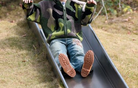 穆祉丞在《周五晚高疯》节目中具体因为什么话题哽咽落泪？