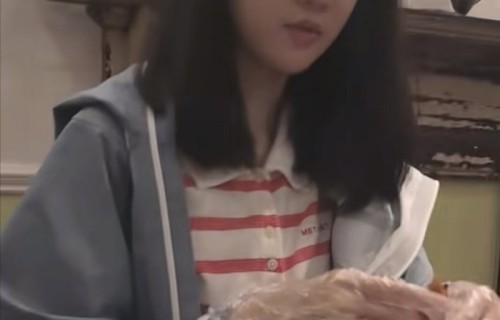 17岁贝儿不会剥虾，妹妹做示范，陆毅全程耐心指导，一家四口温馨有爱_新闻