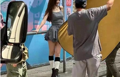 杨颖现身上海中学，陪9岁儿子参加义卖会，穿露脐装被批不文明！