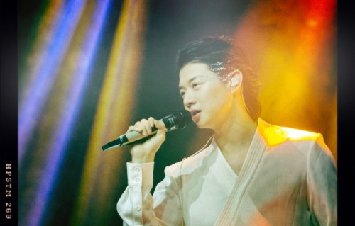 霍尊在深圳演唱会上演绎粤语歌曲《偏偏喜欢你》反响如何？