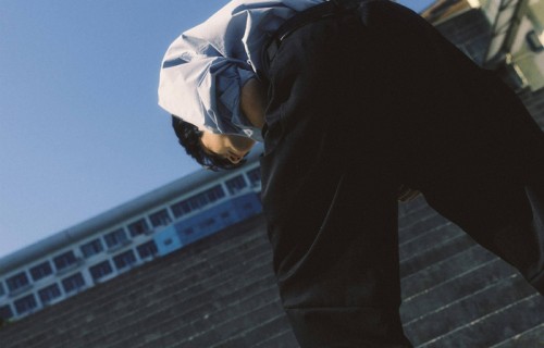 雾都少年与沉默的山：张颜齐用《山和故人》唱出一代人的失语