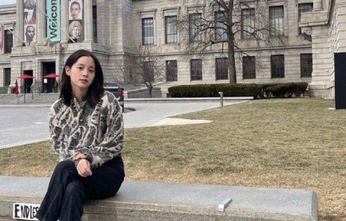 组图:欧阳娜娜回波士顿分享美照 和小伙伴看展自拍好惬意