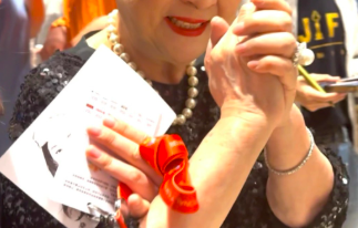 77岁传奇影后现身影展，步行吃力需人搀扶，曾与前夫因财产闹上法庭