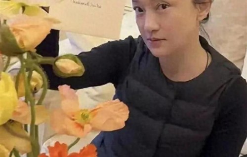 51岁的周迅好真实，不化妆的情况下也是有白头发，年龄不饶人