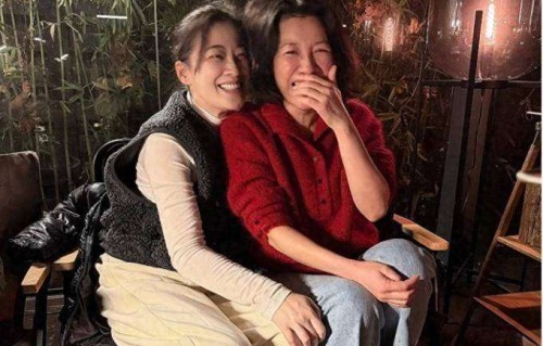 梅婷家宴被宠上天！老公亲自投喂太宠溺了，与20年好友贴脸合影