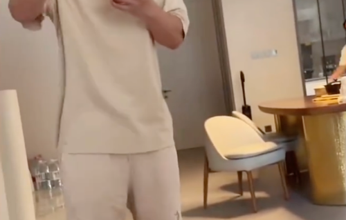 蒋毅直播间与妻子痛诉对撕，隐婚生女被曝，曾与赵樱子暧昧炒作