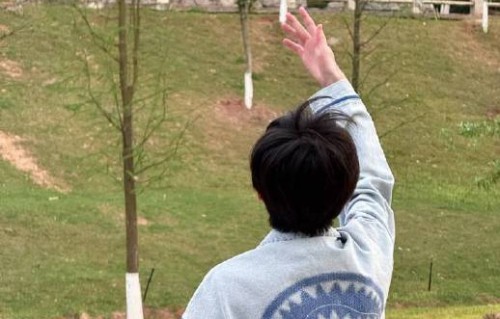 杨博文反差萌告别三月！暖心plog宠粉细节引热议|我们的少年时代2|周扬|粉丝|自拍|趣味