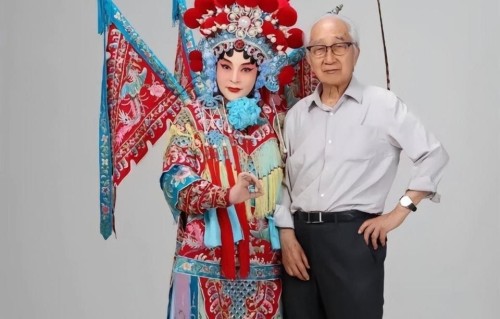 恩爱14年难抵残酷现实，91岁丈夫老态龙钟，47岁的她貌美如花