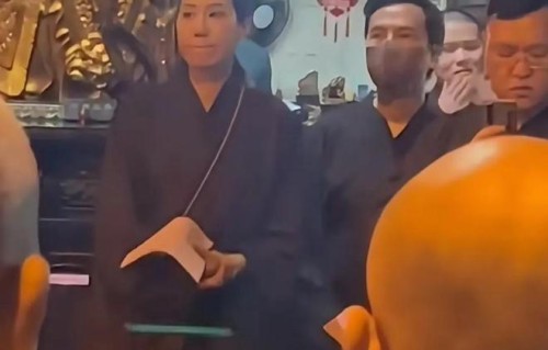 62岁甄子丹携妻子寺庙拜佛，咖啡店偶遇合影曝光。|汪诗诗|普陀山|时尚|老婆|浙江