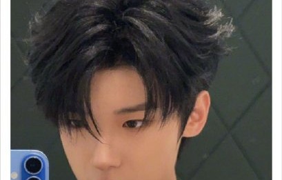 张峻豪为什么被称为‘网速测试员’和‘冷峻王子’，两者有何反差？