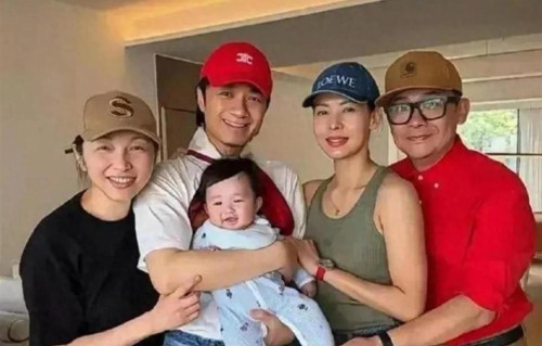 古巨基57岁妻子产子后，首次公开露面：身穿黑色上衣