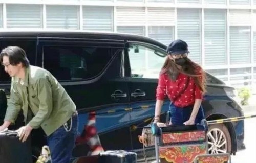 51岁林志玲和老公黑泽良平现身东京机场，林志玲又瘦又高 夫妻甜蜜 ​​​