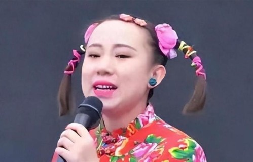 一手好牌打得稀烂！从春晚笑星到县城卖唱，如今已是3个孩子的妈