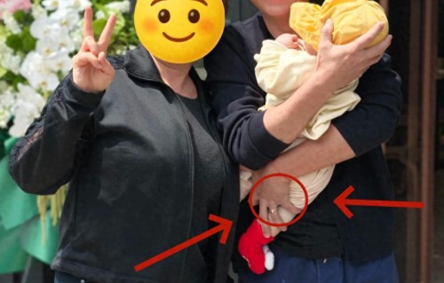41岁文章开餐厅！左手无名指戴戒，被疑感情新动向，抱娃手法专业 