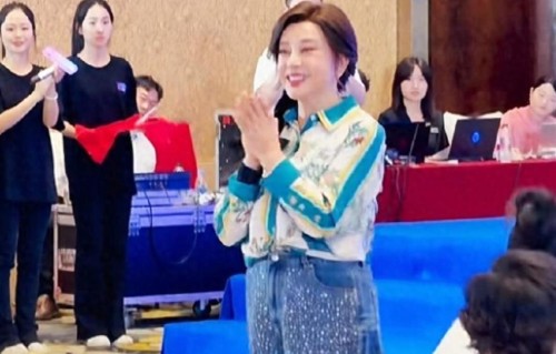 刘晓庆现身福建出席活动，75岁保养得体穿搭时髦，难怪如此有魅力