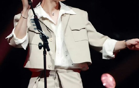对于音乐人来说，现场观众的热情反馈具体如何影响表演状态？