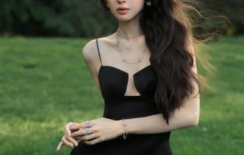 娜扎初夏林间大片，绿裙配红棕发，美得像从童话里走出来的精灵 ！