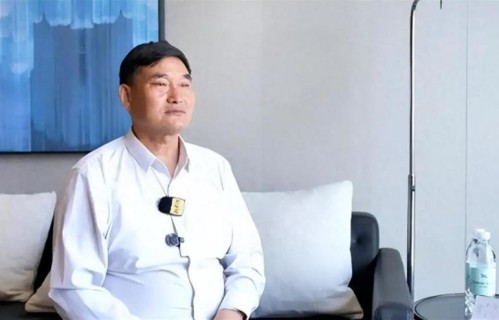 大衣哥朱之文：10万元唱三首歌，大智如愚的他57岁想退休都退不了
