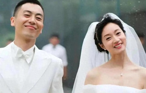 朱亚文一家四口被偶遇，两个女儿长腿抢镜，网友：朱亚文帅爆了