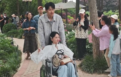 金莎崴脚受伤，会影响她后续拍摄婚纱照的计划吗？