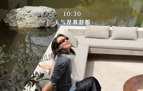 朱丹一家四口春游视频曝光，八岁念念门牙全掉，周一围悠闲，穿搭看着比老婆还年轻