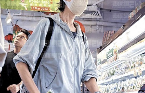 58岁郭蔼明与刘青云超市买菜，1400元背包用了四年，生活朴实平凡