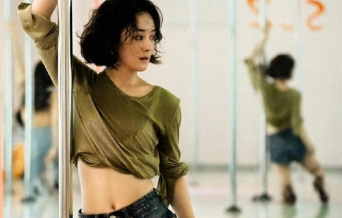 赵丽颖，对自己太狠了！钢管舞练到血泡破了，正片里一秒钟都没留