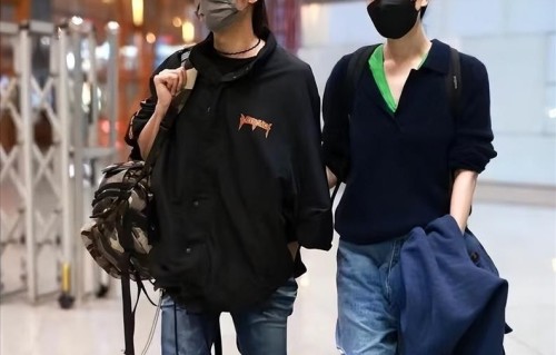 谢霆锋张柏芝被曝一起吃饭后，王菲与男友人聚餐，搂腰很开心