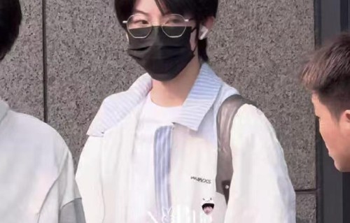 杨博文戴眼镜穿白衬衫上班展清爽王子感