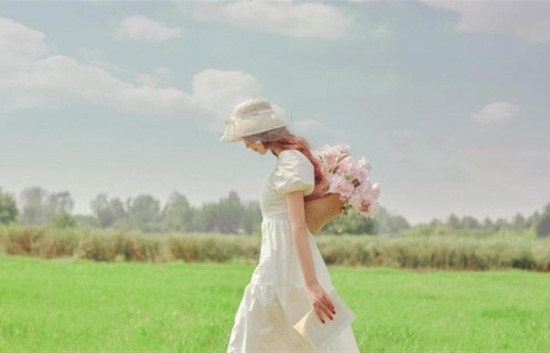 男女之间逃不过的暧昧，跟异性保持眼神对视，藏不住的