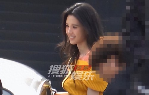 沈羽洁户外拍摄照片 动作灵活元气满满超明媚 