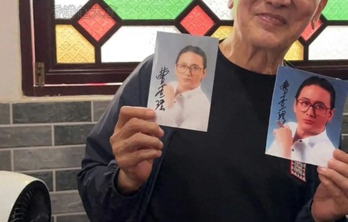 香港资深男星77岁近况曝光，满头白发精神不错，曾半身麻痹险丢命 