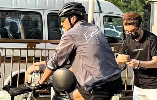 谢霆锋北京街头骑行等红灯被偶遇，侧颜帅炸了 这状态哪像44岁
