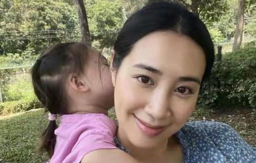 39岁吴雨霏母亲节宣布再做妈妈，晒婴儿脚照，已有仨娃又收养一娃