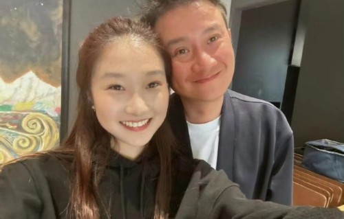 文章再就业开餐馆，42岁的他柔和了很多，女儿为老爸打call