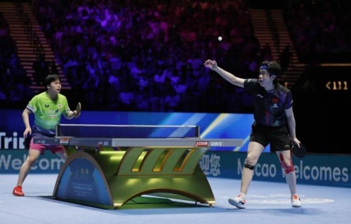 日本乒乓小将输球后颁奖礼全程黑脸，网友：输不起就别玩