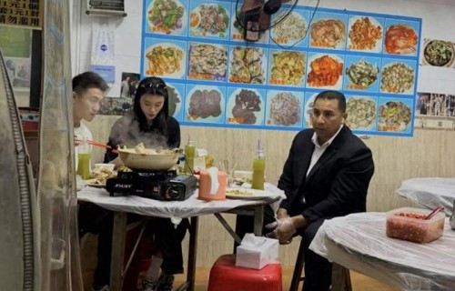 何猷君奚梦瑶澳门小店用餐,与保镖同桌吃饭,被指是豪门罕见举动