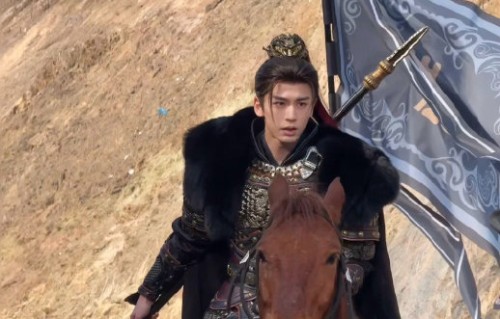 观众和业内人士对演员为追求真实感而实拍危险戏份持什么态度？