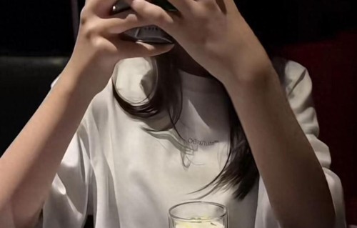 小玥儿出镜后，网友怒斥保姆不称职，三点被诟病