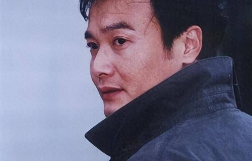 演了最招人恨的渣男王沪生，现实中却是宠妻狂魔，63岁无子女