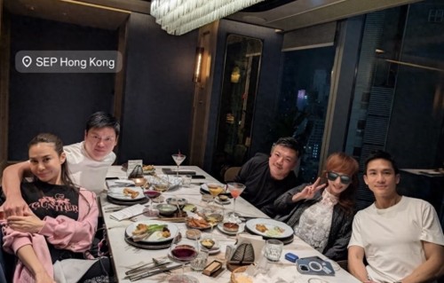 蔡卓妍公开婚讯后前任罕露脸，与阔少聚会心情大好，身边不缺女伴