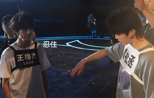王橹杰和穆祉丞在天魔舞台彩排及幕后有哪些值得关注的互动细节？|头纱|镜头|自拍|张未|纪录片
