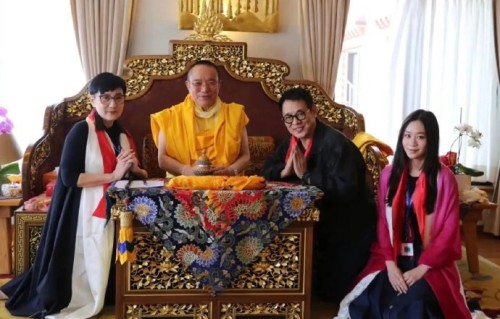 李连杰的妻子利智这次为什么罕见露面尼泊尔？