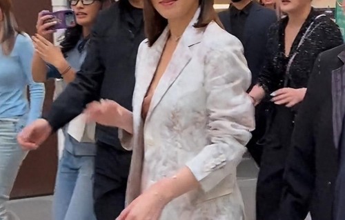 51岁佘诗曼现身上海，高开叉礼裙遮不住小肚腩，脸肿皮肤黑变化大