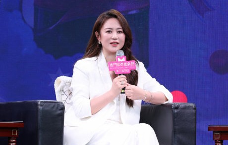 作为唯一女性推广大使，马丽的职业历程体现了怎样的女性力量？