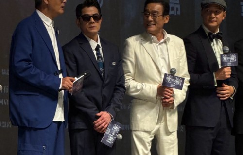 《寒战1994》首映礼，梁家辉现场复刻郭富城“对你爱不完”经典动作，网友：68岁还能“金鸡独立”