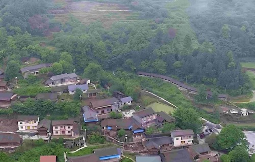 六十岁宋祖英素颜照流出，有人唏嘘有人沉默，她早就不在台上唱了 