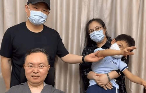 岳云鹏探望蔡磊,称渐冻症攻克那天会去演出!有意收蔡磊儿子为徒|相声|快板|专场|科学家|徒弟