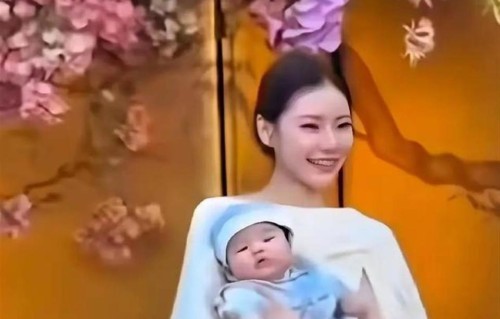 小汪宝百日宴暖心开席！一家三口同框出镜，满眼爱意惹人动容